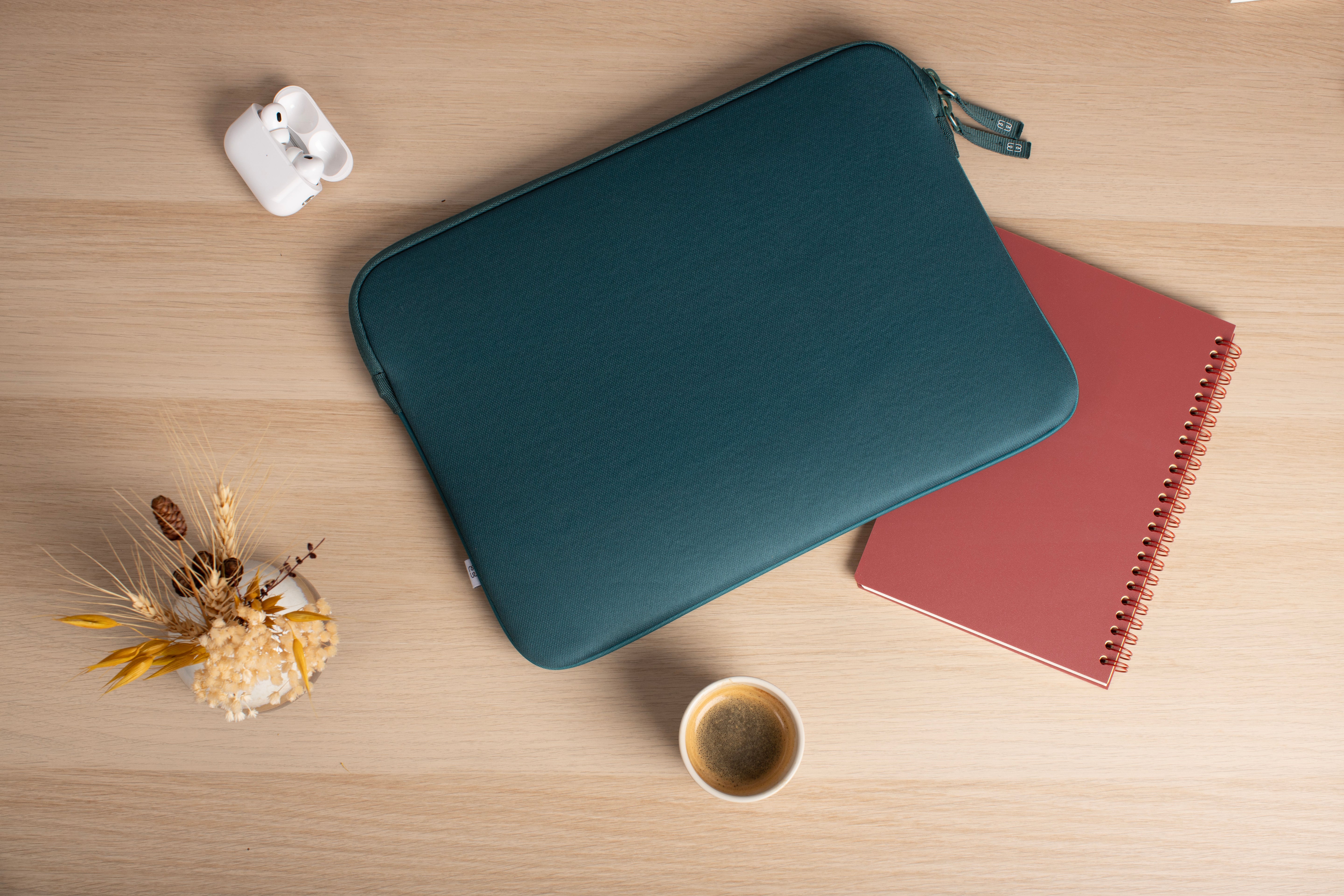 MacBook Air 15 Basics ²Life Green/White Sleeve