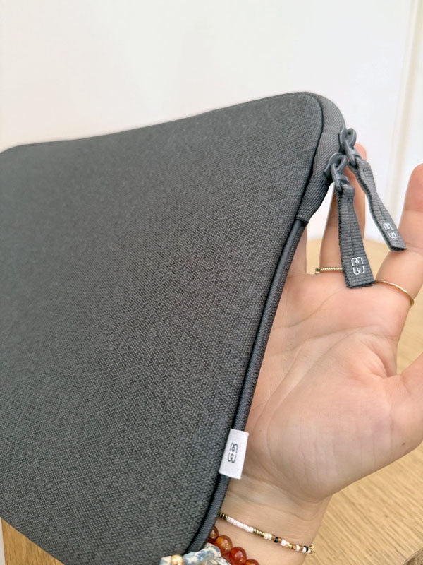 Shade ²Life Anthracite Sleeve - MacBook Pro/Air 13