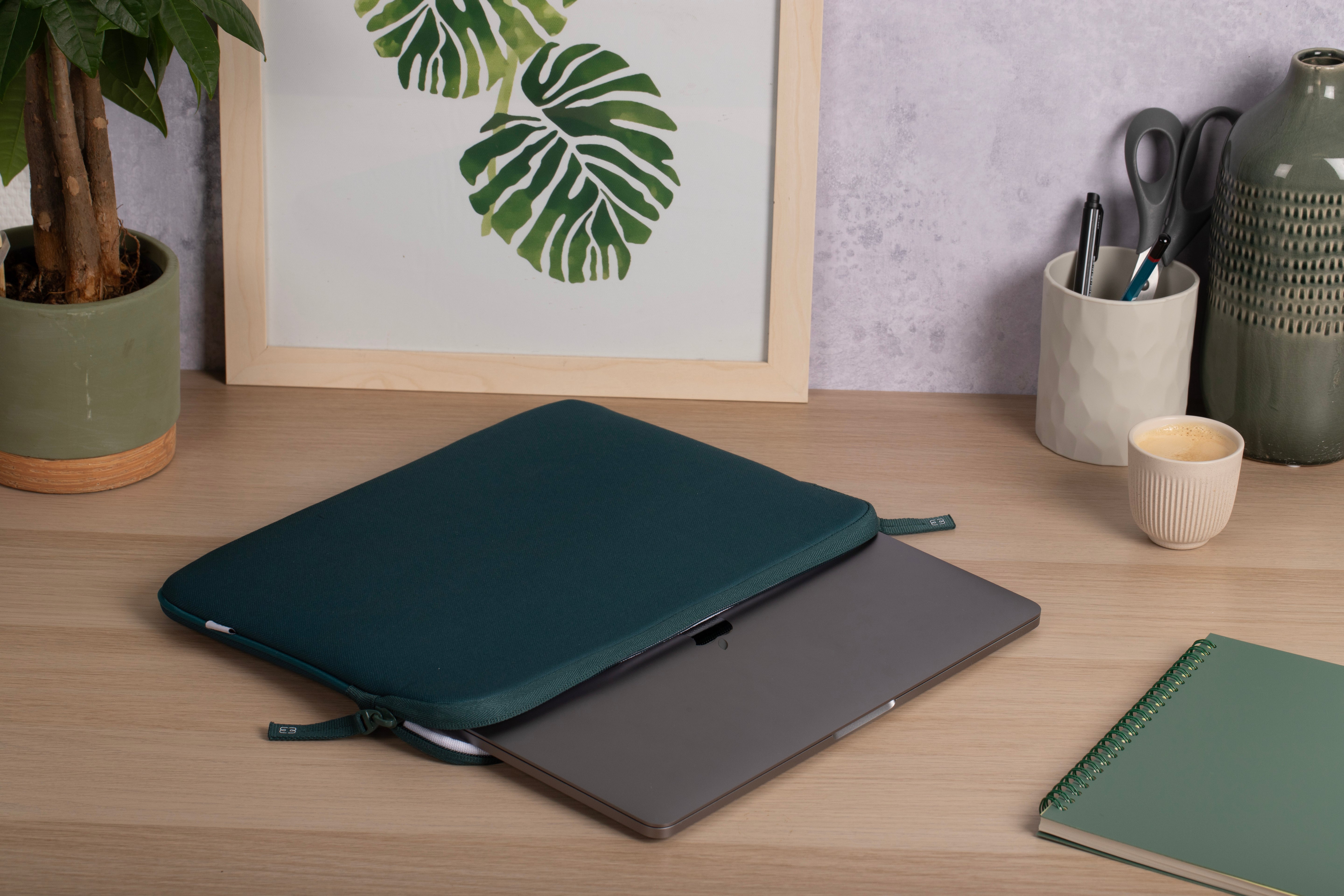 MacBook Air 15 Basics ²Life Green/White Sleeve
